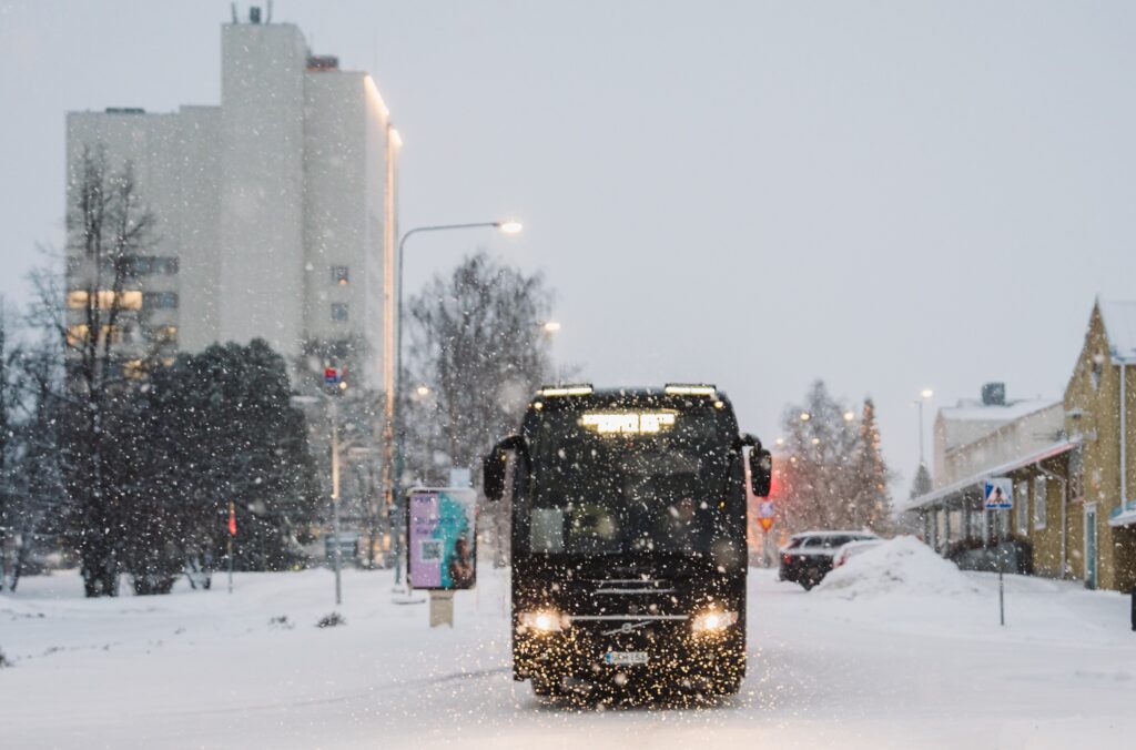 Bussi saapumassa Kemiin