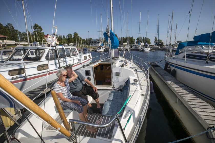 23.	Heikki ja Raija Ulen Ulenin rannassa Sipa- nimisellä veneellään 20.7.2019
