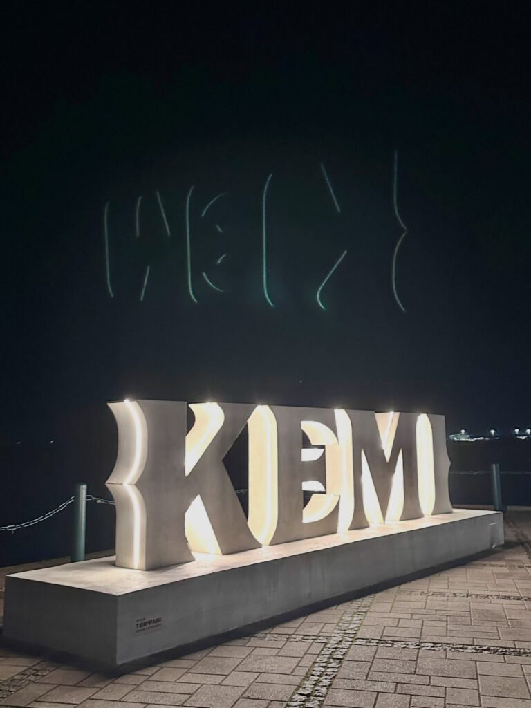 Kemin yötaivas oli anteliaalle tuulella tarjoten sekä valopilareita että revontulia😳👍 The Kemi night…